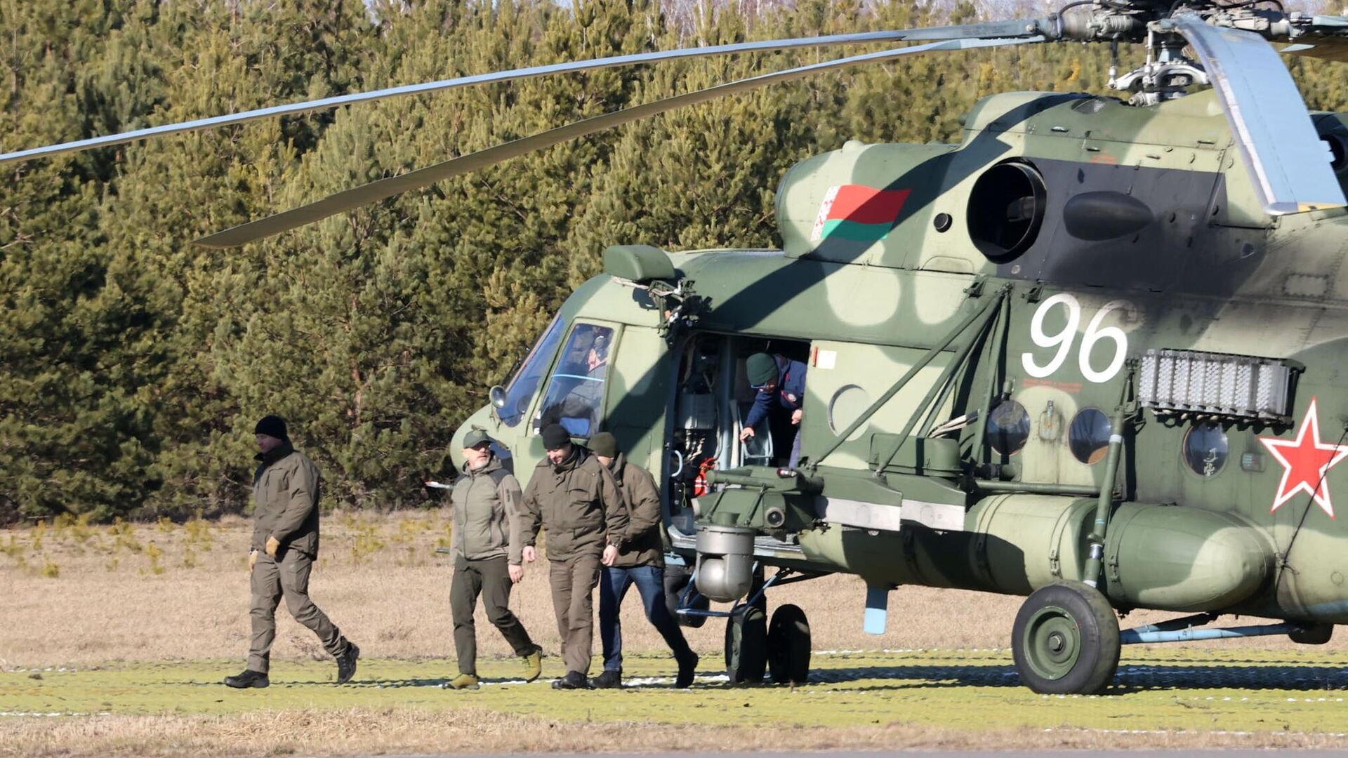 Украинская делегация на вертолетах прибывает на переговоры с российской стороной - Sputnik Грузия, 1920, 28.02.2022
