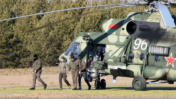Украинская делегация на вертолетах прибывает на переговоры с российской стороной - Sputnik Грузия