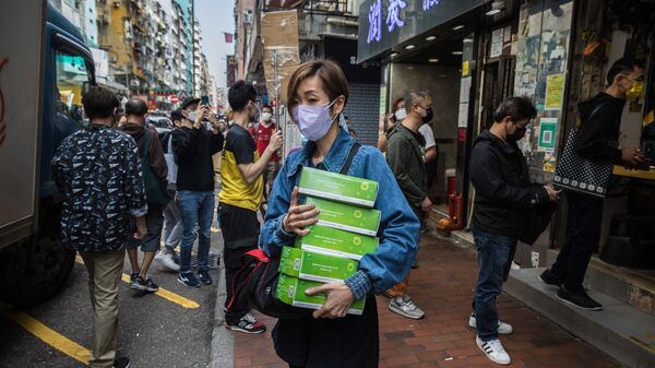 Паника в Гонконге: жители опустошают прилавки магазинов из-за угрозы локдауна