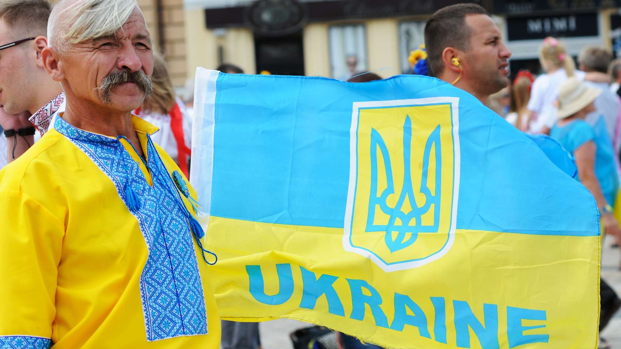 Украинцы название. Флаг Украины жовто блакитный. Украинцы в вышиванках. Жители Украины. Современные украинцы.