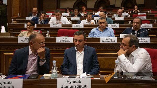 Депутаты оппозиционного блока Айастан на заседании Парламента (4 августа 2021). Еревaн - Sputnik Грузия