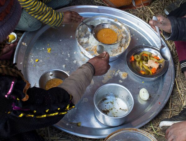 Поднос с едой. Семья бедуинов-кочевников обедает возле своей палатки - Sputnik Грузия