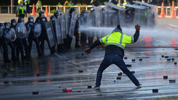 Столкновения полиции и протестующих против ковидных ограничений перед парламентом в Веллингтоне, Новая Зеландия - Sputnik Грузия