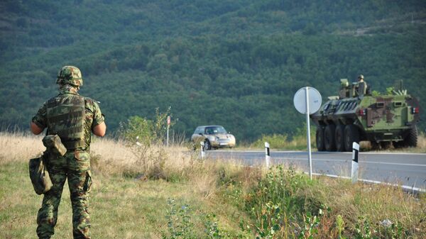 Сербские военные и бронетехника у трассы между поселком Рашка и КПП Ярине у Косово - Sputnik Грузия