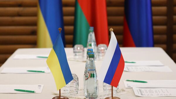 Второй раунд переговоров России и Украины. Флаги двух стран - Sputnik Грузия