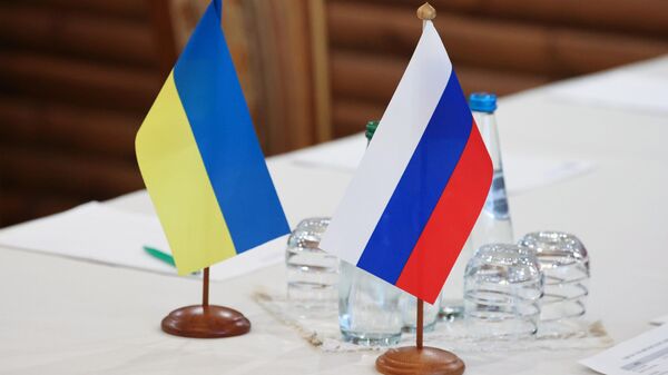 Второй раунд переговоров России и Украины. Флаги двух стран - Sputnik Грузия