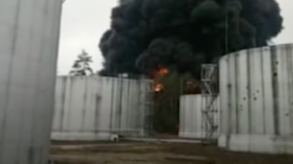 Попадание снаряда: пожар на нефтебазе в Чернигове - видео - Sputnik Грузия
