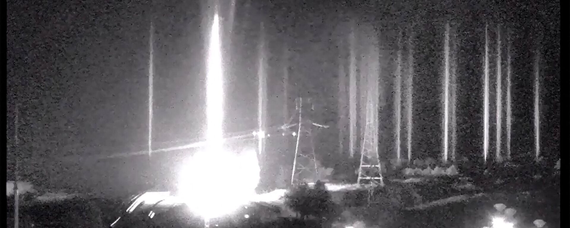 Фрагмент из видеозаписи, на которой изображены несколько взрывов на украинской атомной электростанции в Запорожье - Sputnik Грузия, 1920, 04.03.2022