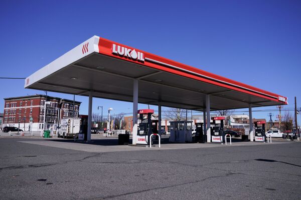 В США теперь требуют закрыть более 230 автозаправочных станций LUKOIL, действующих через американскую франшизу. Совет города Ньюарк уже проголосовал за отзыв лицензии у местных станций LUKOIL. Тем временем цена на топливо в США растет. - Sputnik Грузия