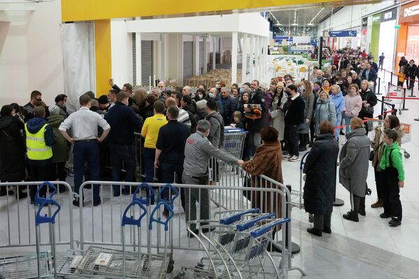 Компания IKEA объявила об уходе с российского рынка. В российских магазинах компании выстроились очереди за продукцией. На фото - магазин IKEA в Санкт-Петербурге. - Sputnik Грузия