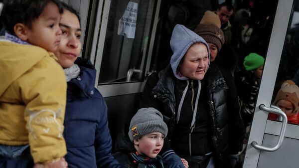 Эвакуация мирных жителей из зоны боевых действий на Украине - Sputnik Грузия