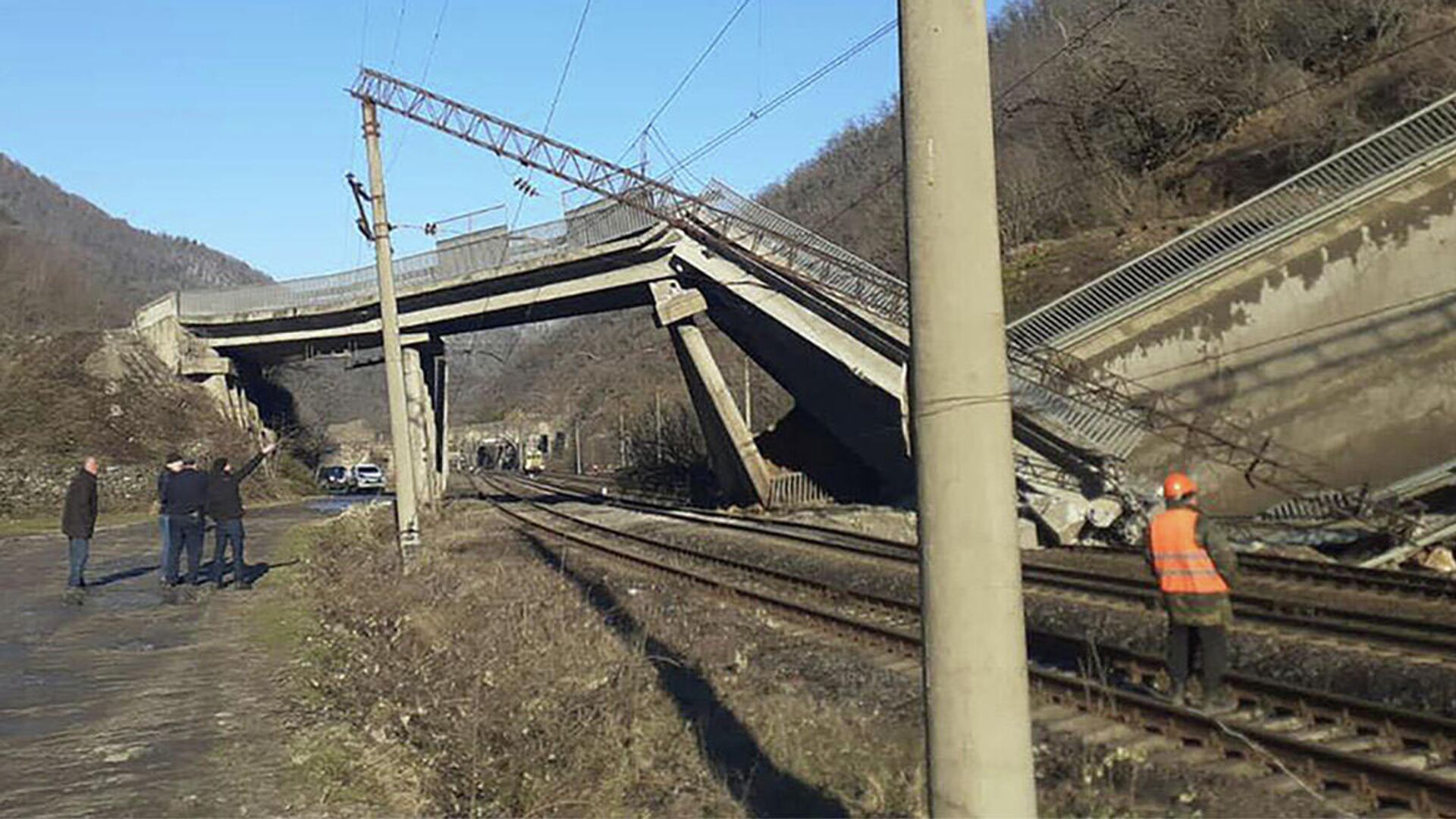 Оползень обрушил часть автомобильного моста у железной дороги - Sputnik Грузия, 1920, 07.03.2022