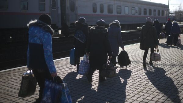 Жители Донецка покидают город, отправляясь в Россию на поезде - Sputnik Грузия