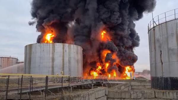 Пожар на нефтебазе в Луганске после ракетного обстрела со стороны ВСУ - видео