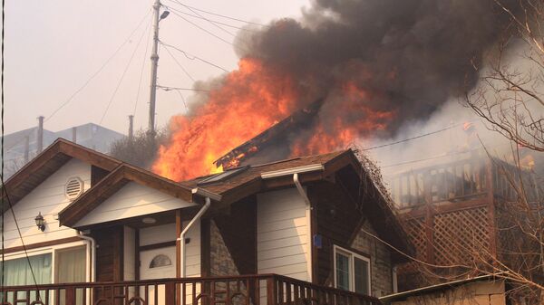 Горящий дом в результате природного пожара в южнокорейском городе Тонхэ - Sputnik Грузия
