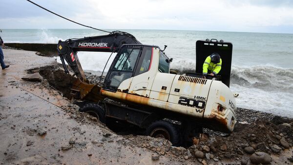 Экскаватор упал на морской пляж в Батуми из-за обрушения части приморского бульвара - Sputnik Грузия