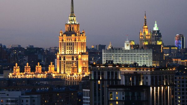 Вид на город Москва вечером - гостиница Украина и Дом правительства РФ - Sputnik Грузия