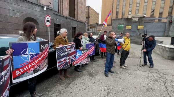 Армянские активисты провели акцию в поддержку России у здания посольства страны - Sputnik Грузия