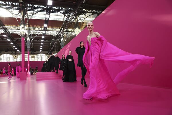 Модели на показе новой коллекции от Valentino, представленной на Неделе моды в Париже - Sputnik Грузия