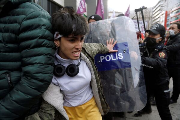 Молодая девушка дерется с полицией во время митинга в преддверии Международного женского дня в Анкаре - Sputnik Грузия