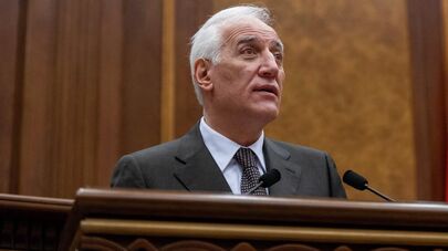 Кандидат в президенты Армении, министр высокотехнологичной промышленности Ваагн Хачатурян на очередном заседании Национального Собрания Армении (2 марта 2022). Еревaн