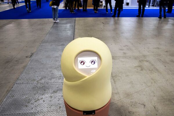&quot;Куруми&quot; - робот для ухода за больными, разработанный Syblab, бродит по залу на Международной выставке роботов в Токио - Sputnik Грузия