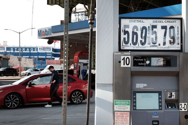 Однако прогнозы неутешительны, эксперты предсказывают повышение цены на бензин до 3 евро за литр - Sputnik Грузия