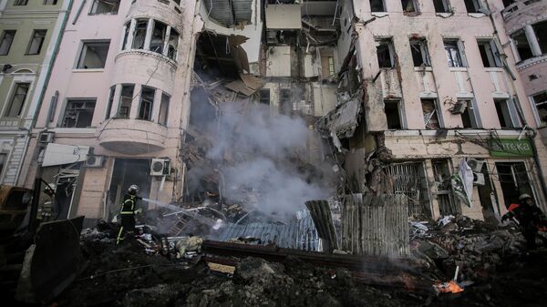 Пожарные работают на месте разрушений после обстрела Харькова - Sputnik Грузия
