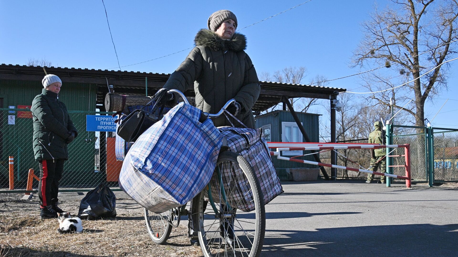 Жительница Украины переезжает с вещами через пункт пропуска Поддобрянка на белорусско-украинской границе - Sputnik Грузия, 1920, 16.03.2022