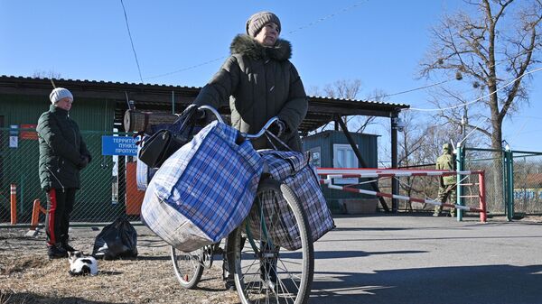 Жительница Украины переезжает с вещами через пункт пропуска Поддобрянка на белорусско-украинской границе - Sputnik Грузия
