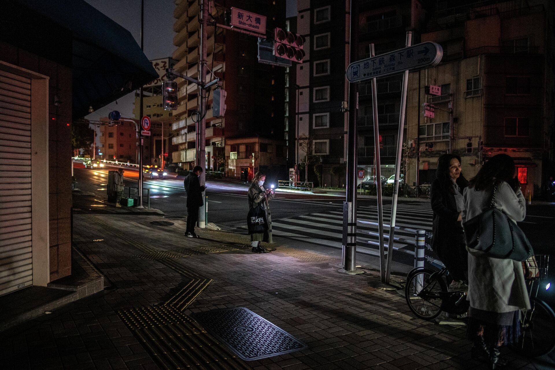 Землетрясение в Японии -  темные улицы Токио вечером, электроэнергия аварийно была отключена - Sputnik Грузия, 1920, 16.03.2022