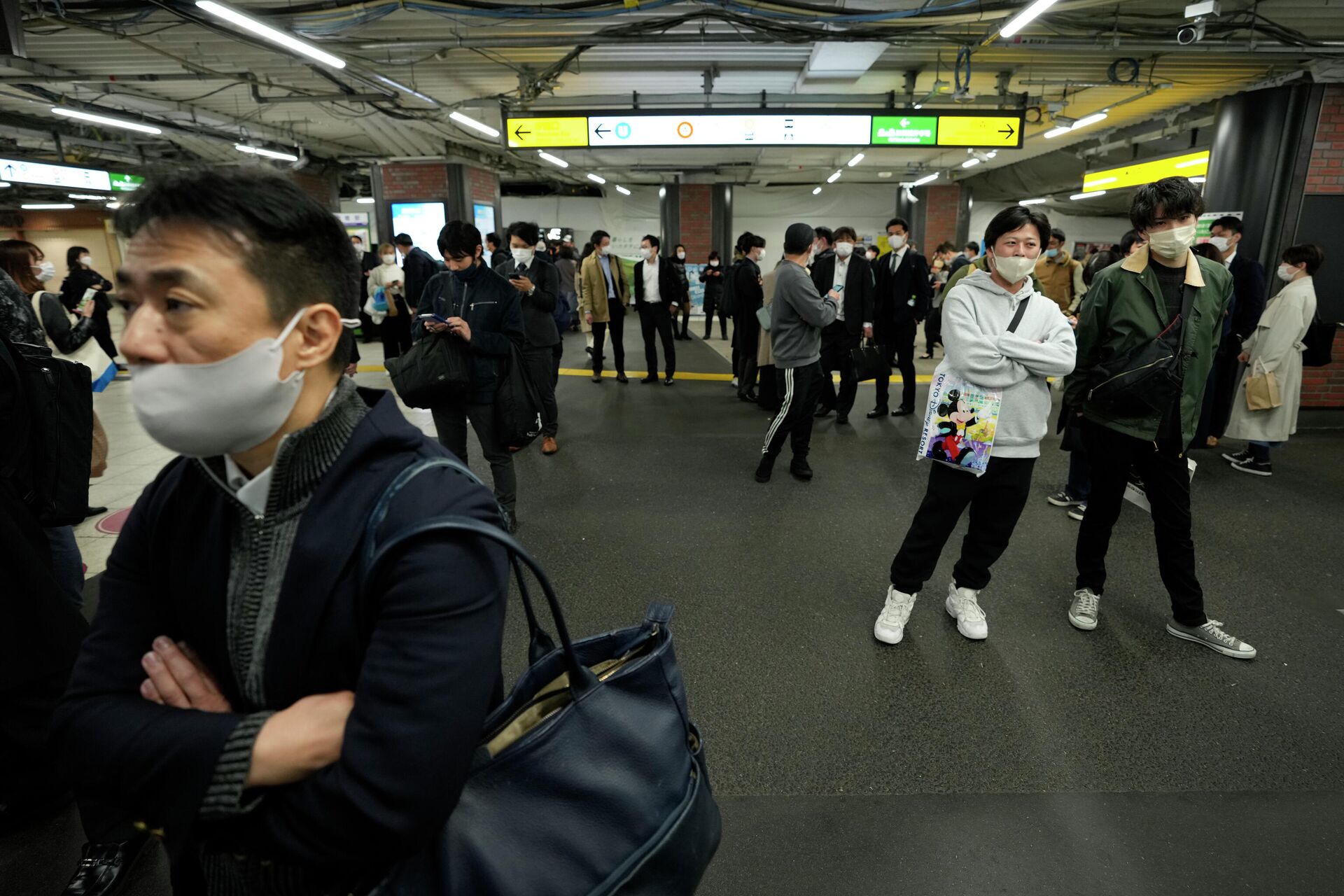 Землетрясение в Японии - японцы в масках во время подземных толчков в метро Токио - Sputnik Грузия, 1920, 16.03.2022