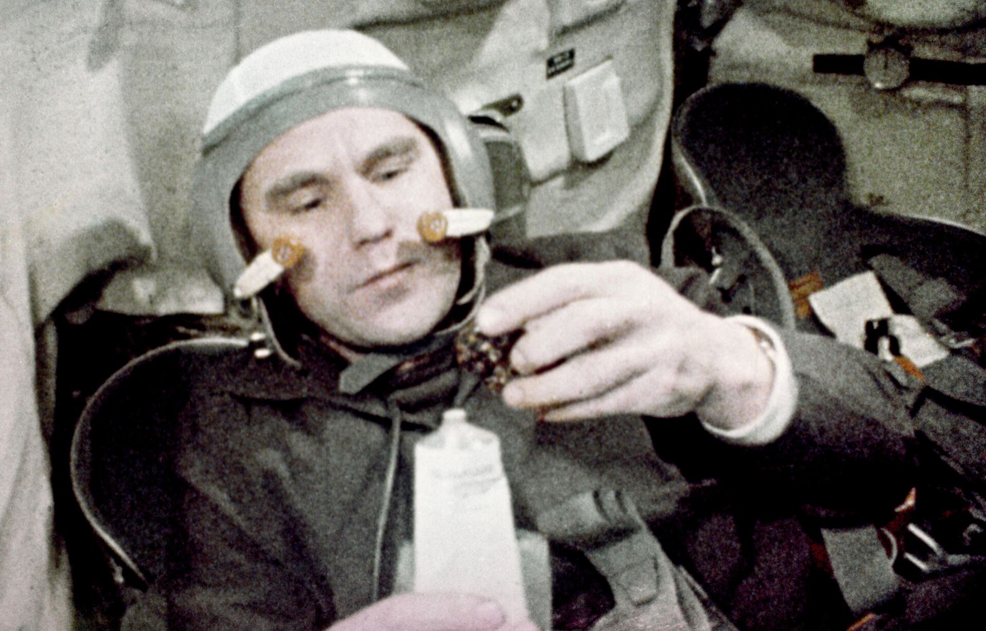 Командир космического корабля Союз-4 Владимир Шаталов во время приема пищи на борту - Sputnik Грузия, 1920, 17.03.2022