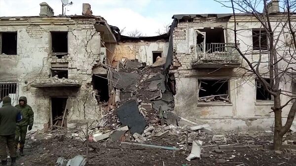 Последствия боевых действий в Волновахе: 70% зданий уничтожено - видео - Sputnik Грузия