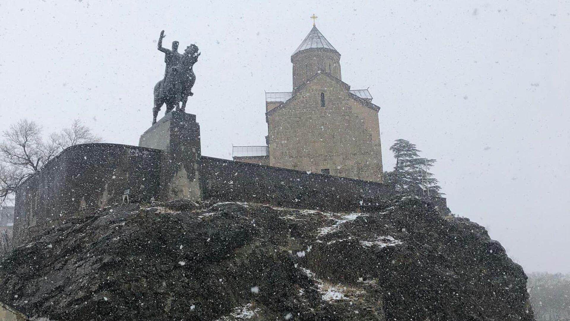Снегопад в Тбилиси - снег в марте. Метехская церковь и памятник Горгасали - Sputnik Грузия, 1920, 22.03.2022