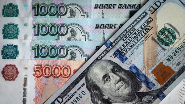 Денежные купюры: российский рубли и доллары. - Sputnik Грузия