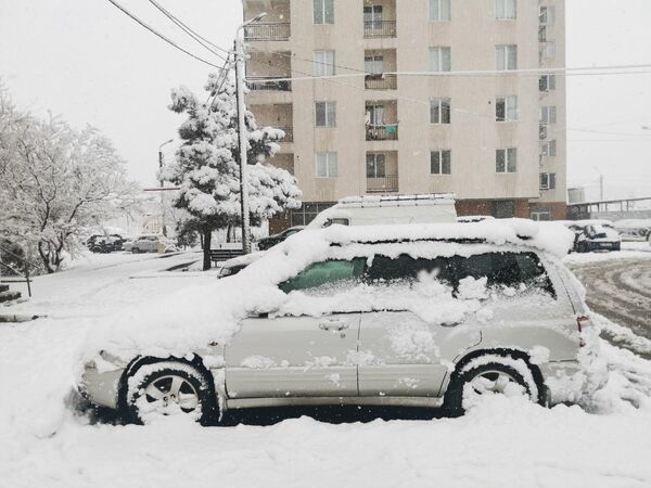 Впервые снегопад в Тбилиси не прекращается больше недели подряд.  - Sputnik Грузия