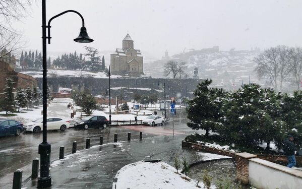 Если в первые дни заснеженный Тбилиси был в диковинку, то теперь похоже, горожане уже смирились с зимой.  - Sputnik Грузия