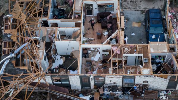 Женщина в разрушенном доме после удара торнадо по Техасу   - Sputnik Грузия