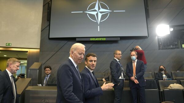 Саммит НАТО в Брюсселе - Джо Байден и Эммануэль Макрон - Sputnik Грузия
