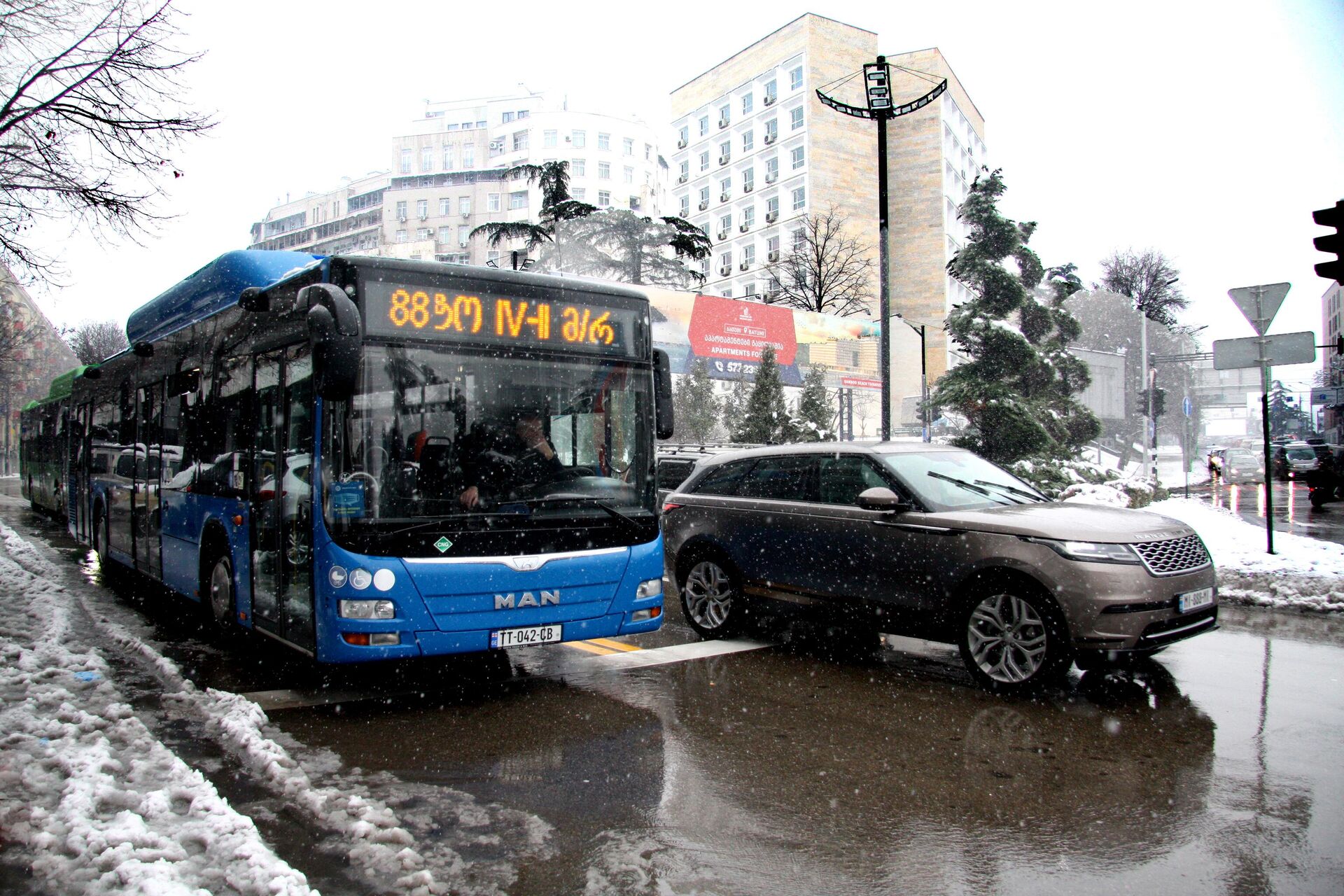 Сумасшедший март в Тбилиси - погода ошеломляет! Общественный транспорт, автобусы и машины - Sputnik Грузия, 1920, 17.02.2023