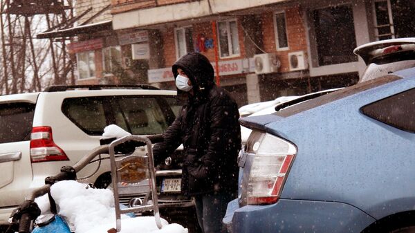 Сумасшедший март в Тбилиси - погода ошеломляет! Эпидемия коронавируса - люди в масках - Sputnik Грузия