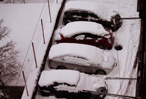 Хотя многие владельцы личных авто предпочитают не рисковать и дожидаются, когда снег наконец-то растает. - Sputnik Грузия