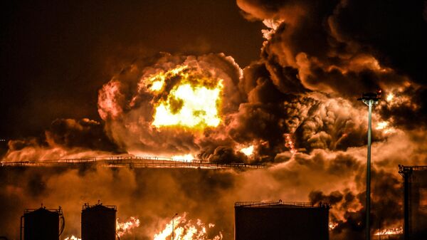 Пожар на нефтеперерабатывающем заводе Saudi Aramco в городе Джидда, Саудовская Аравия, после ракетного удара со стороны Йемена - Sputnik Грузия