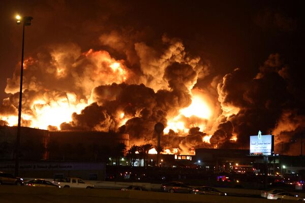 Пожар продолжался почти сутки. Нефтехранилища и другие объекты завода были уничтожены.  - Sputnik Грузия