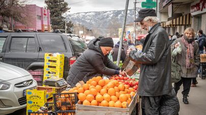 Базар и уличная торговля продуктами, овощами и фруктами. Цены на рынке