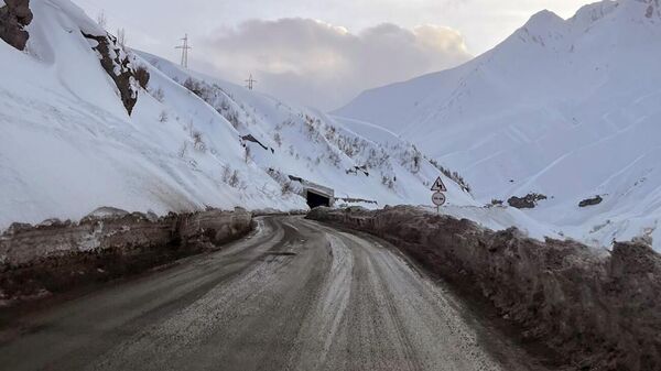 Военно-Грузинская дорога зимой. Гололед и снег на трассе - Sputnik Грузия