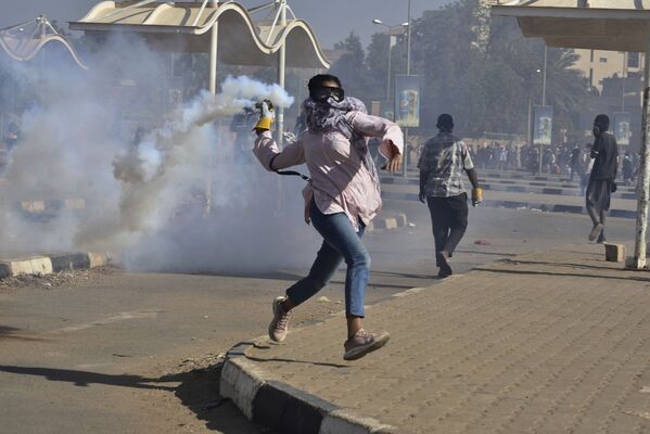 Фаиз Абубакр Мохамед сделал этот кадр во время протестов в Судане. Снимок признан лучшим в категории &quot;Единичные фото, Африка&quot;. На фото протестующий отбрасывает баллончик со слезоточивым газом во время марша в Хартуме  - Sputnik Грузия