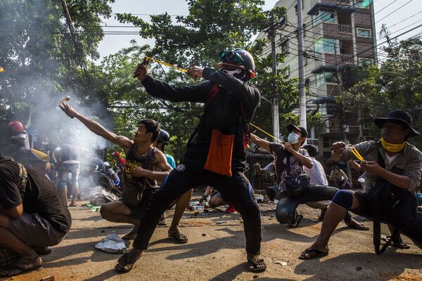 Снимок анонимного автора победил в категории &quot;Единичные фото, Юго-Восточная Азия и Океания&quot;. На фото протестующие в Янгоне (Мьянма) используют рогатки и другое самодельное оружие в столкновении с силами безопасности - Sputnik Грузия