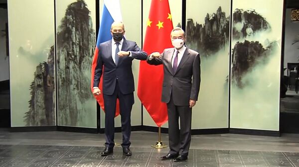 Мы переживаем серьезный этап в международных отношениях – Лавров на встрече с главой МИД КНР - Sputnik Грузия